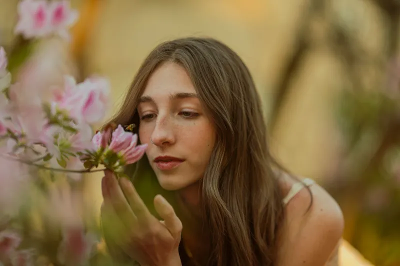 When the Air Fights Back: Breaking the Pollen-Anxiety Loop With Grounding Scents